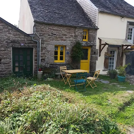 La Maison De Poupee Berrien Esterno foto